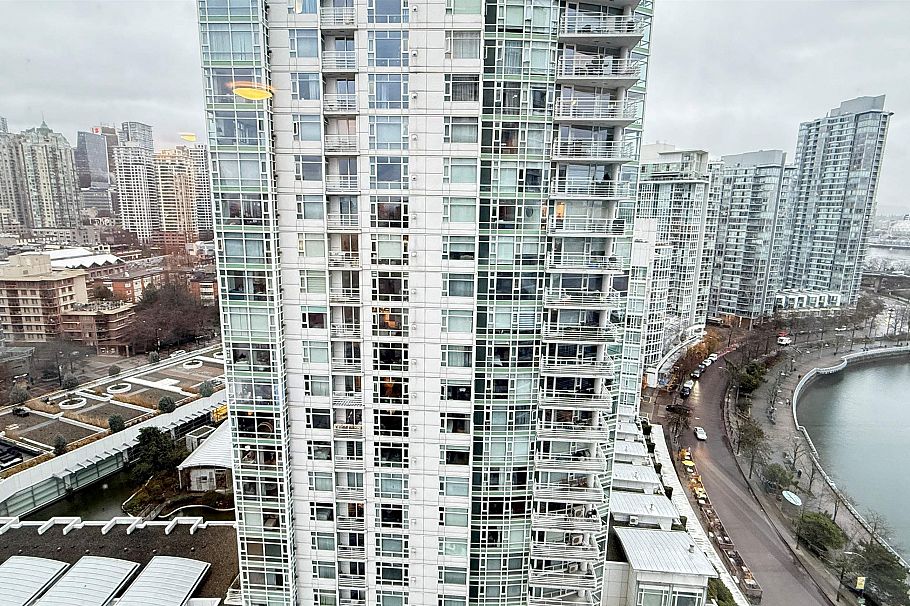 2002 1201 Marinaside Crescent Vancouver, BC - 2