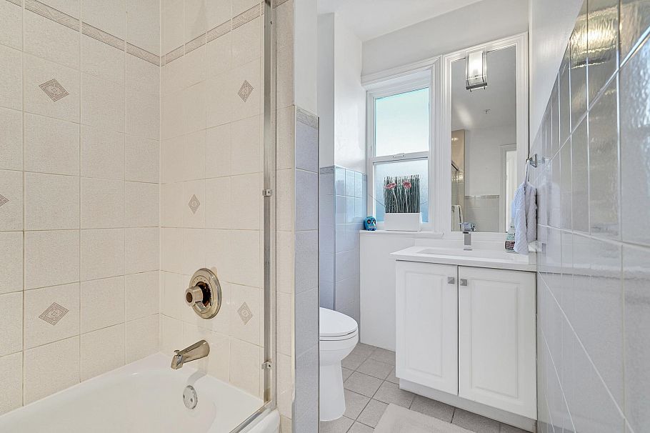 4218 W 10th Avenue Vancouver, BC - 16