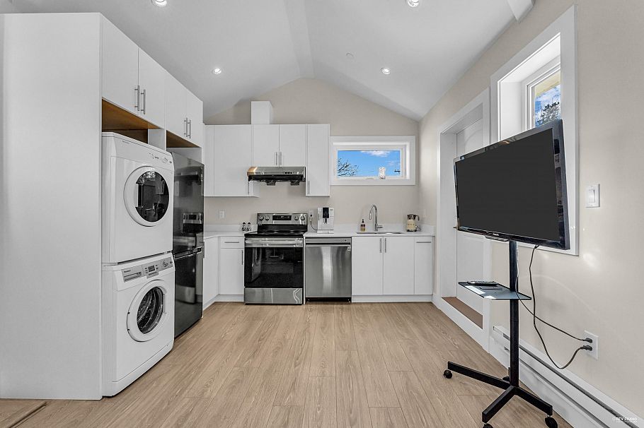 4112 W 11th Avenue Vancouver, BC - 26