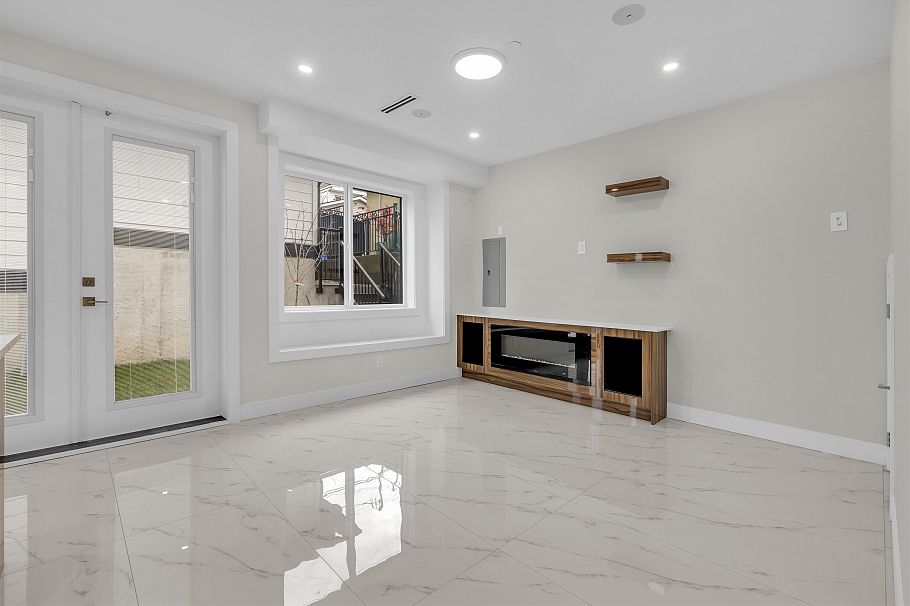 4325 Kamloops Street Vancouver, BC - 4