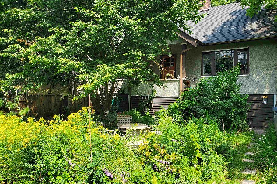 87 E 15th Avenue Vancouver, BC - 2