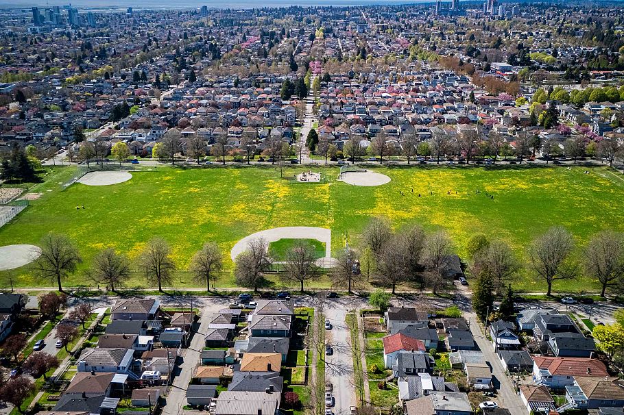 2045 E 51 Avenue Vancouver, BC - 29