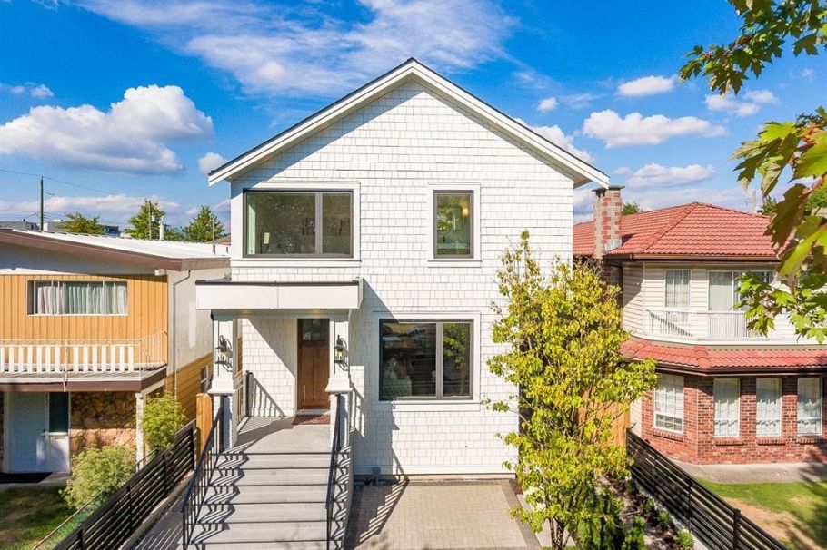 2045 E 51 Avenue Vancouver, BC - 1