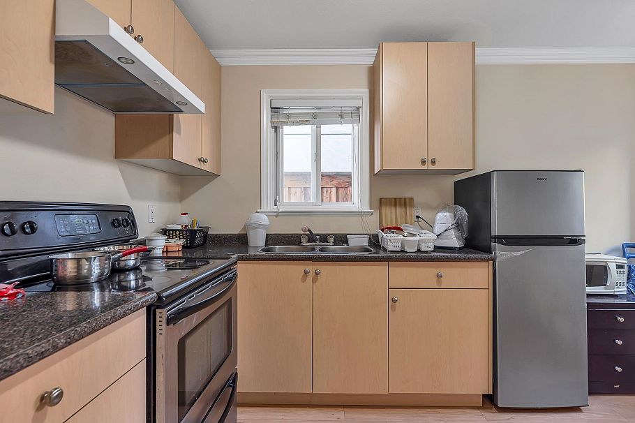 7531 Oak Street Vancouver, BC - 2