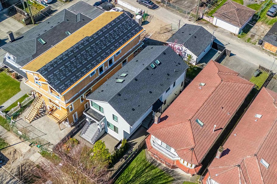 2045 E 51 Avenue Vancouver, BC - 2