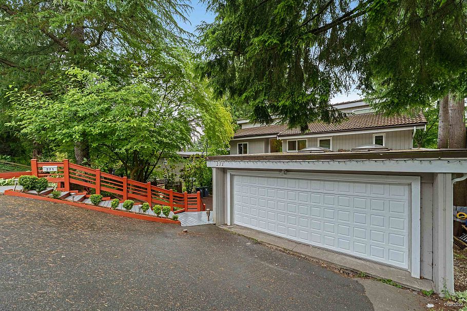 271 Montroyal Boulevard North Vancouver, BC - 40