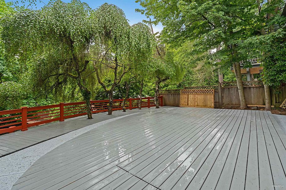 271 Montroyal Boulevard North Vancouver, BC - 37