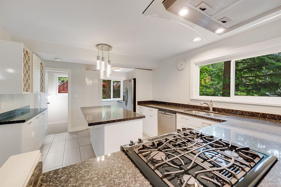 271 Montroyal Boulevard North Vancouver, BC - 18