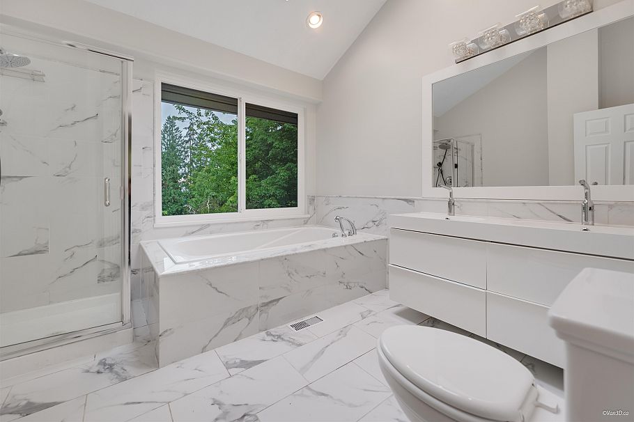 271 Montroyal Boulevard North Vancouver, BC - 24