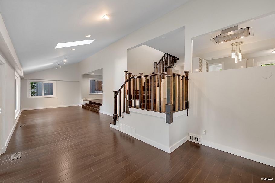 271 Montroyal Boulevard North Vancouver, BC - 8