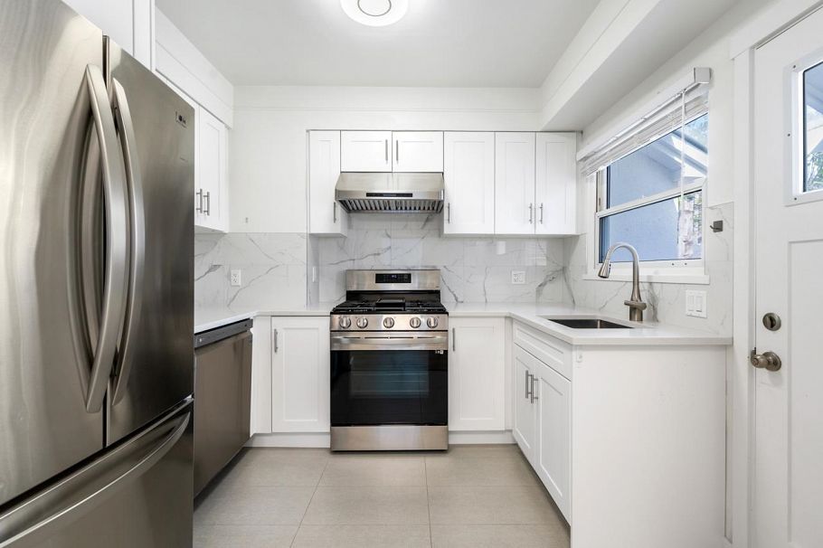 4343 W 15th Avenue Vancouver, BC - 9