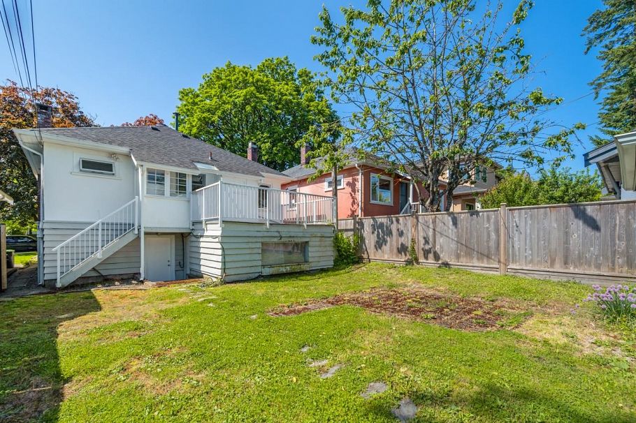 4343 W 15th Avenue Vancouver, BC - 3