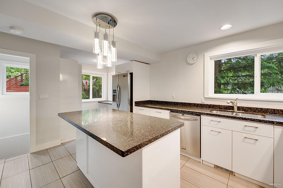 271 Montroyal Boulevard North Vancouver, BC - 5