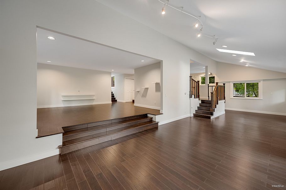 271 Montroyal Boulevard North Vancouver, BC - 10