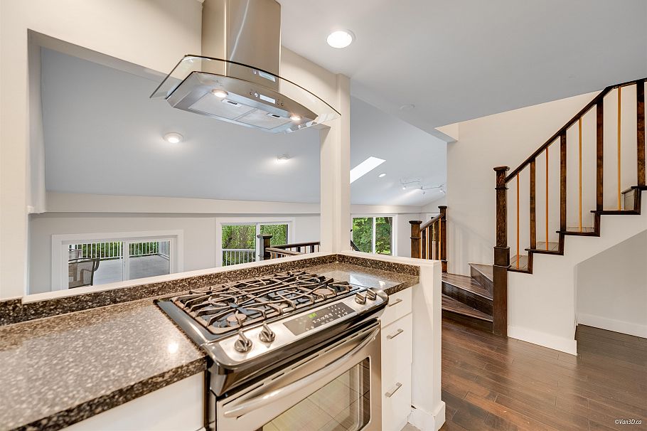 271 Montroyal Boulevard North Vancouver, BC - 6