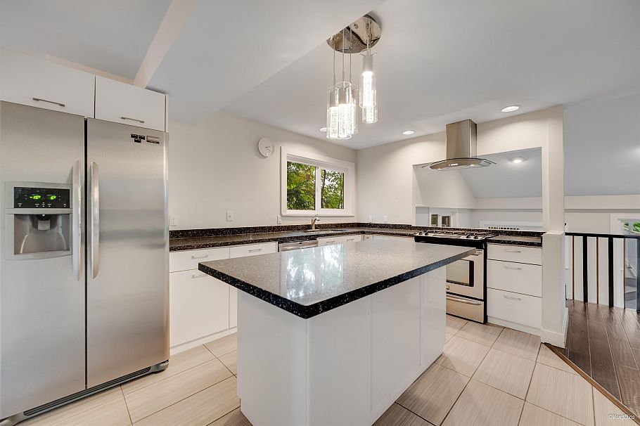 271 Montroyal Boulevard North Vancouver, BC - 2