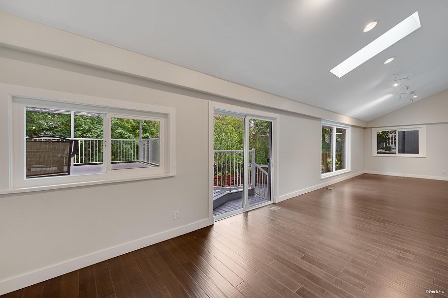 271 Montroyal Boulevard North Vancouver, BC - 9