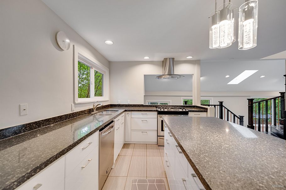 271 Montroyal Boulevard North Vancouver, BC - 4