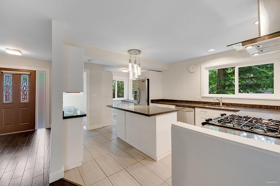 271 Montroyal Boulevard North Vancouver, BC - 7