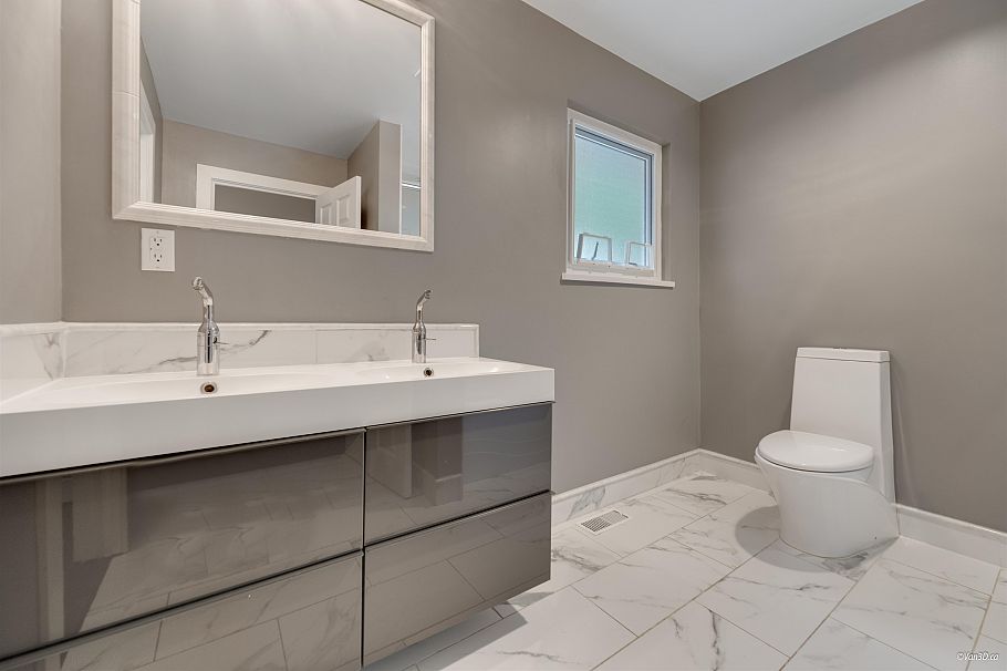 271 Montroyal Boulevard North Vancouver, BC - 26