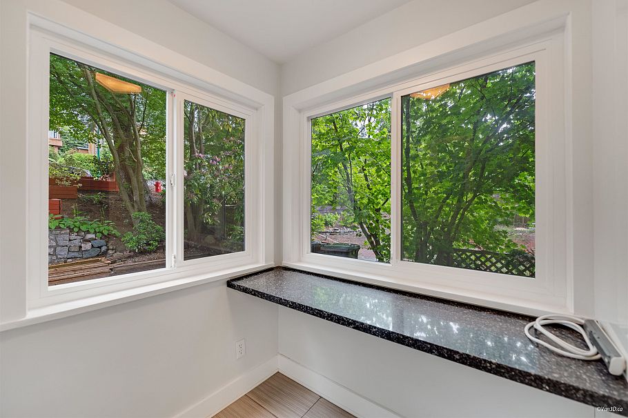 271 Montroyal Boulevard North Vancouver, BC - 3