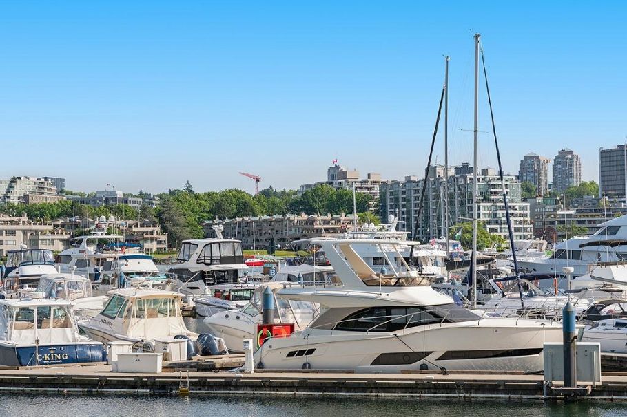 2705 193 Aquarius Mews Vancouver, BC - 32