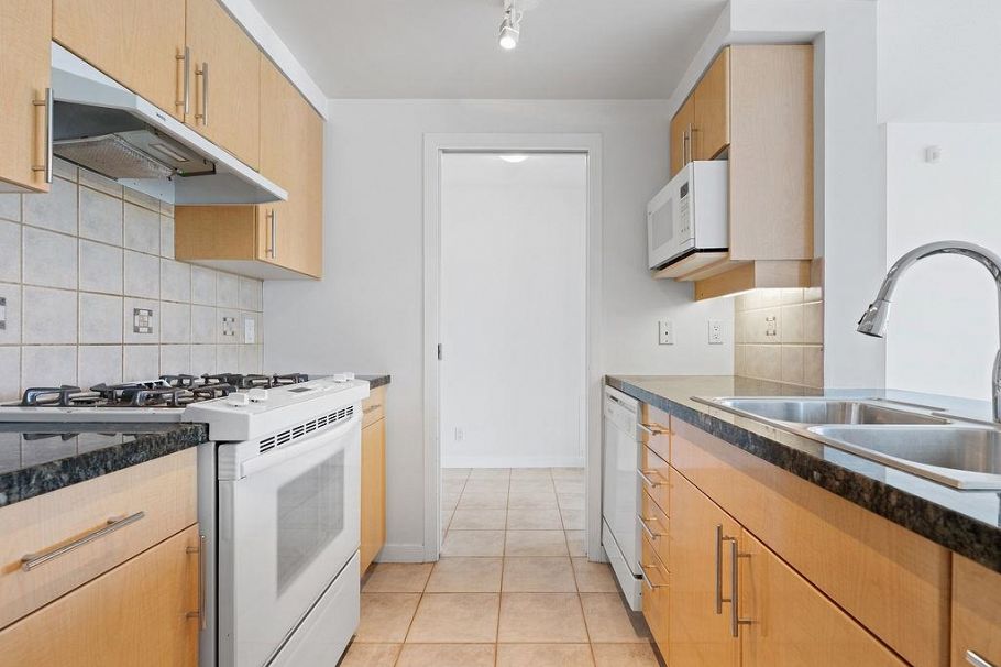 2705 193 Aquarius Mews Vancouver, BC - 9