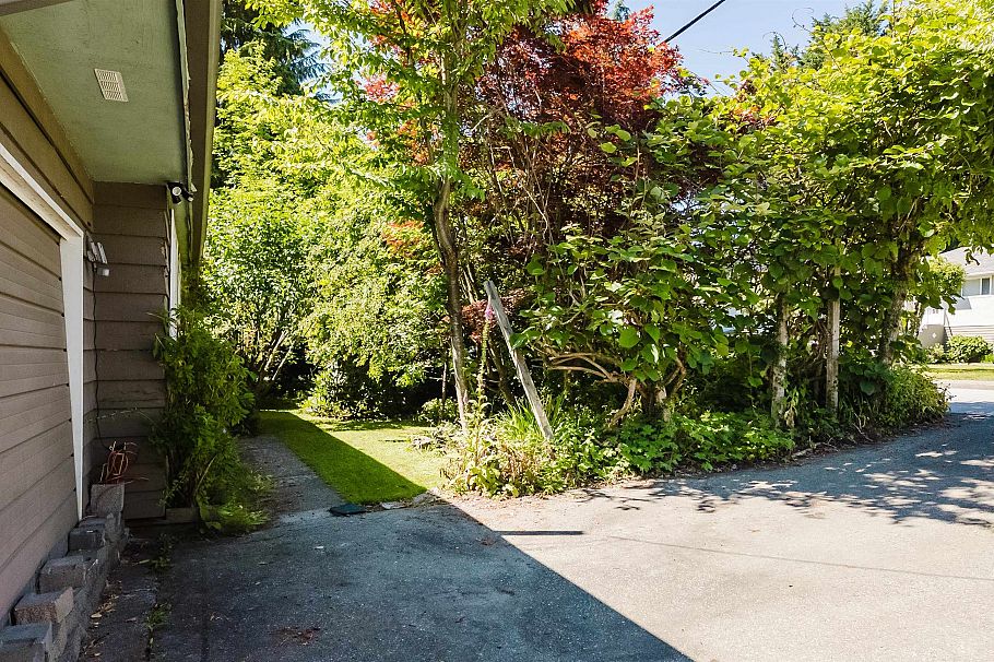 2302 Viewlynn Drive North Vancouver, BC - 11