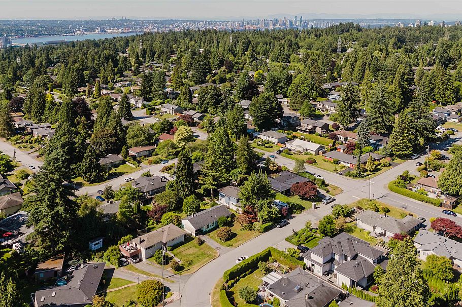 2302 Viewlynn Drive North Vancouver, BC - 4