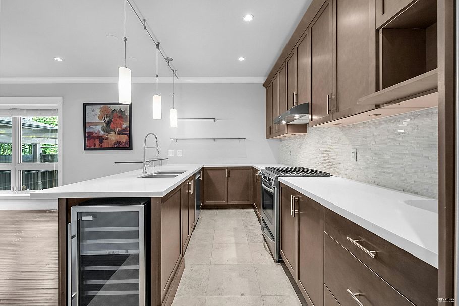 3 651 W 14th Street North Vancouver, BC - 9