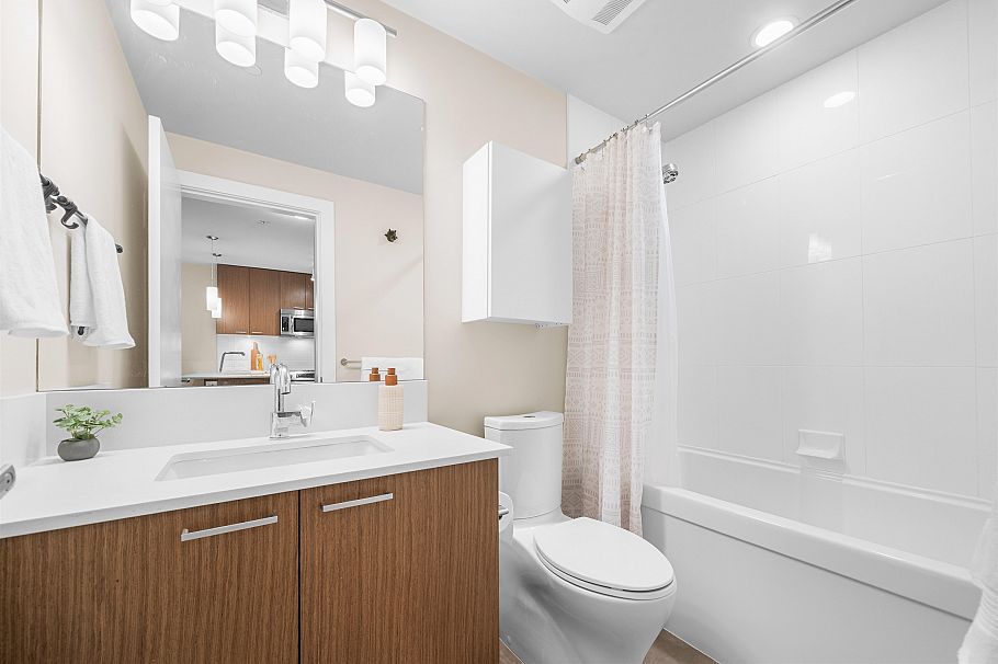 215 1330 Marine Drive North Vancouver, BC - 17