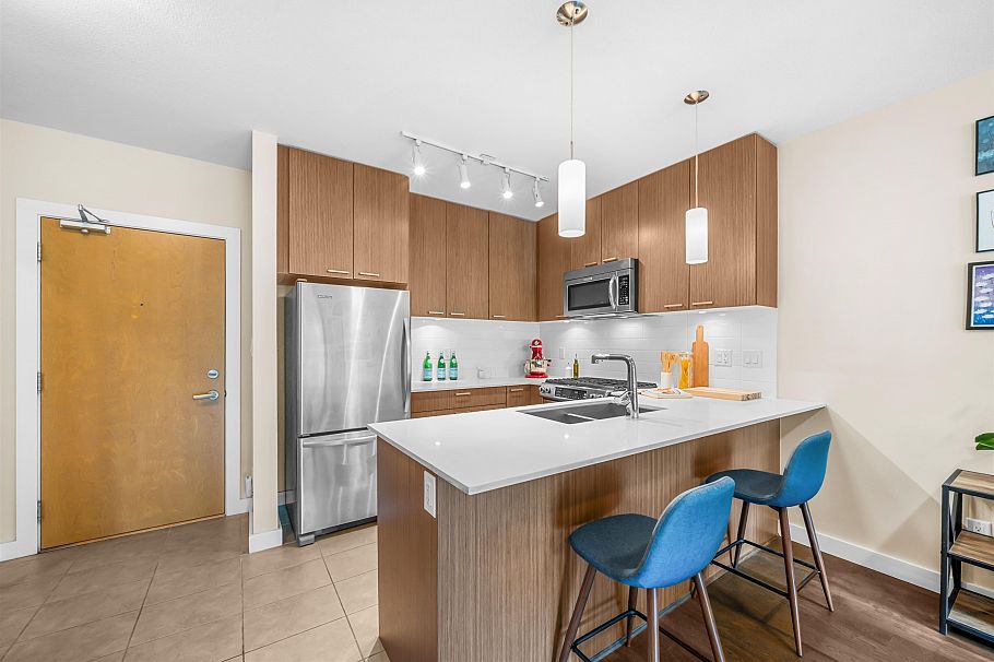 215 1330 Marine Drive North Vancouver, BC - 11