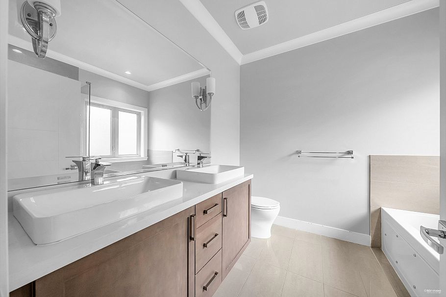 3 651 W 14th Street North Vancouver, BC - 26