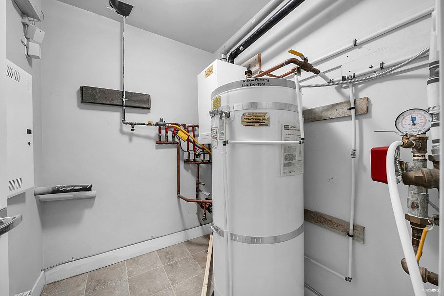 3 651 W 14th Street North Vancouver, BC - 35