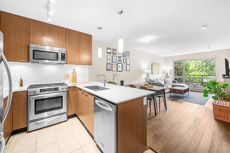 215 1330 Marine Drive North Vancouver, BC - 1