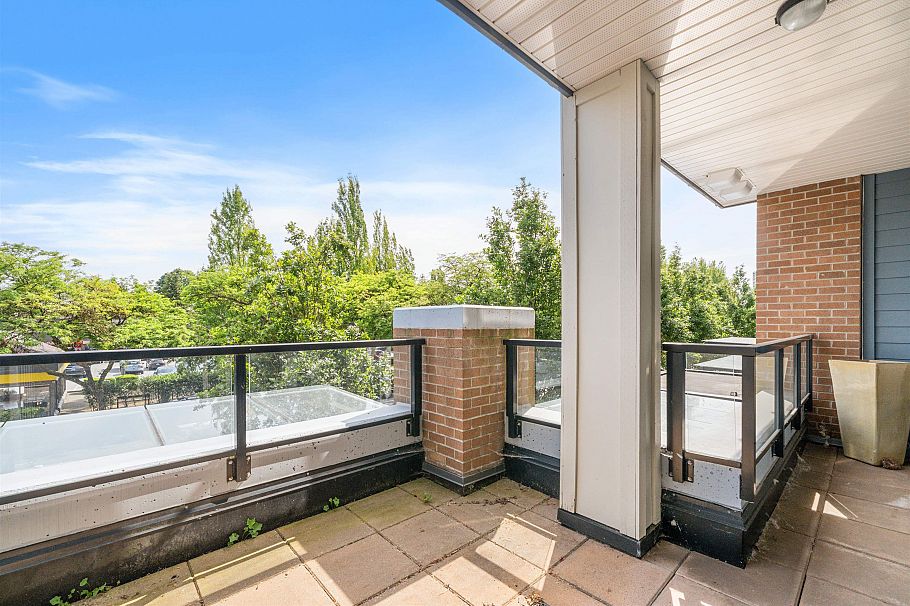 215 1330 Marine Drive North Vancouver, BC - 21