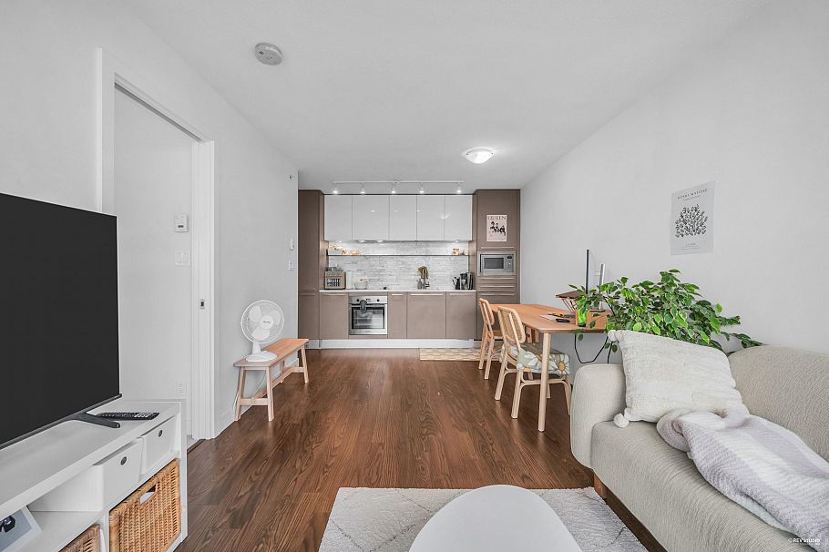 2205 8031 Nunavut Lane Vancouver, BC - 9