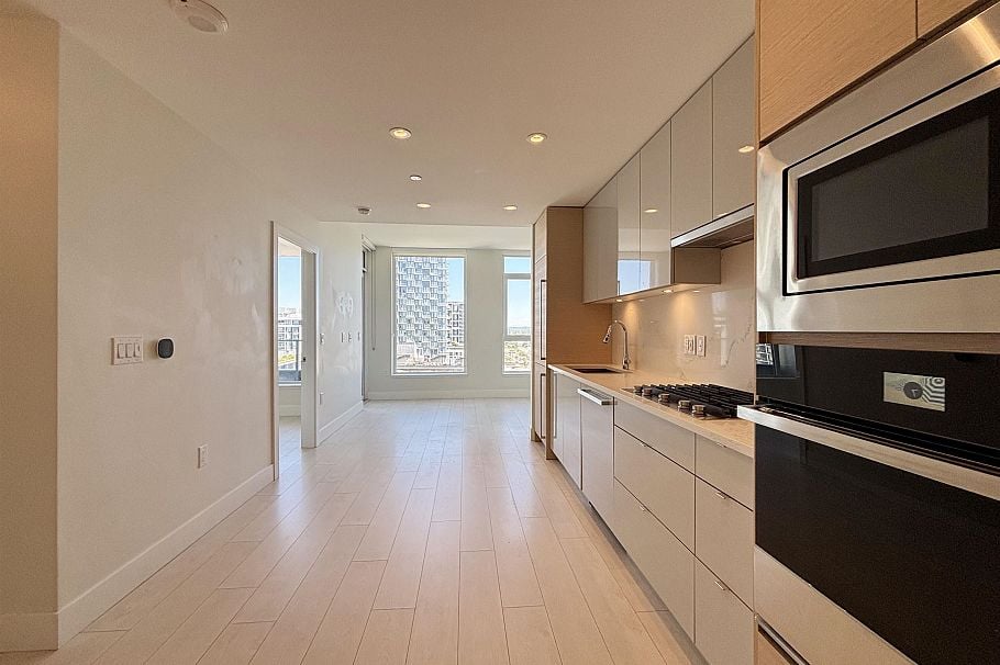 1001 3438 Sawmill Crescent Vancouver, BC - 2