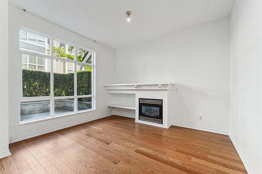 1 995 Lynn Valley Road North Vancouver, BC - 2