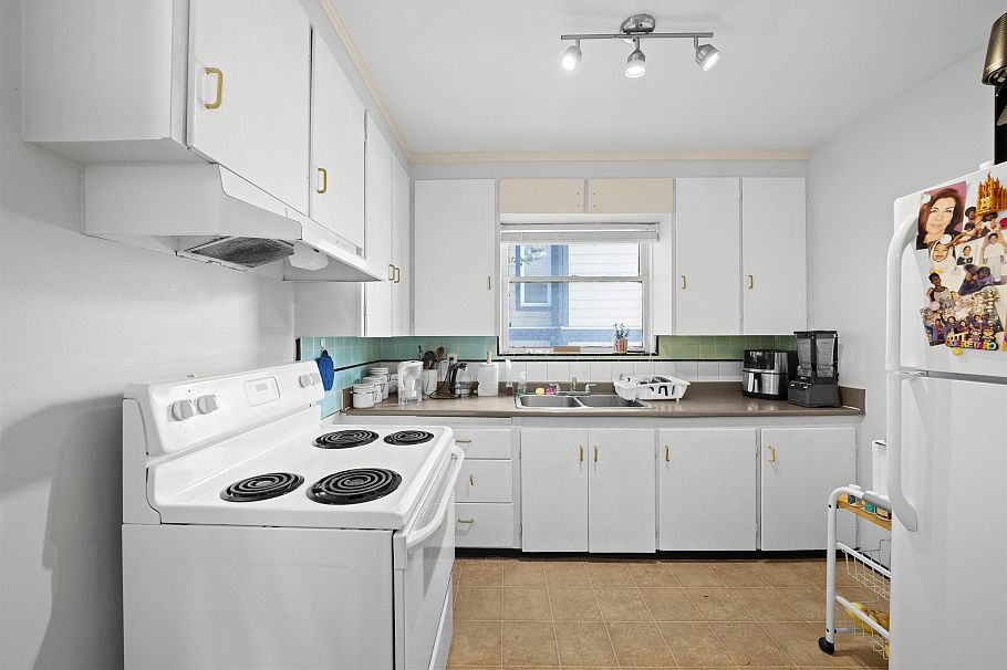 8594 Fremlin Street Vancouver, BC - 7