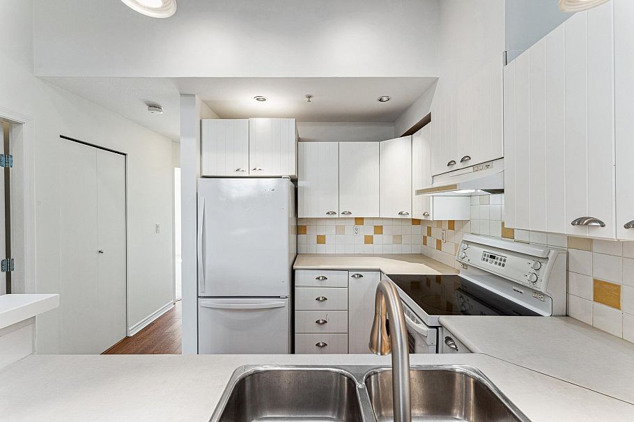 1 995 Lynn Valley Road North Vancouver, BC - 10