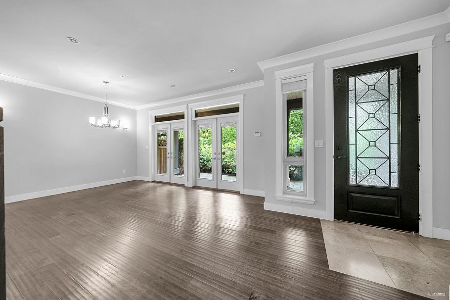 3 651 W 14th Street North Vancouver, BC - 3