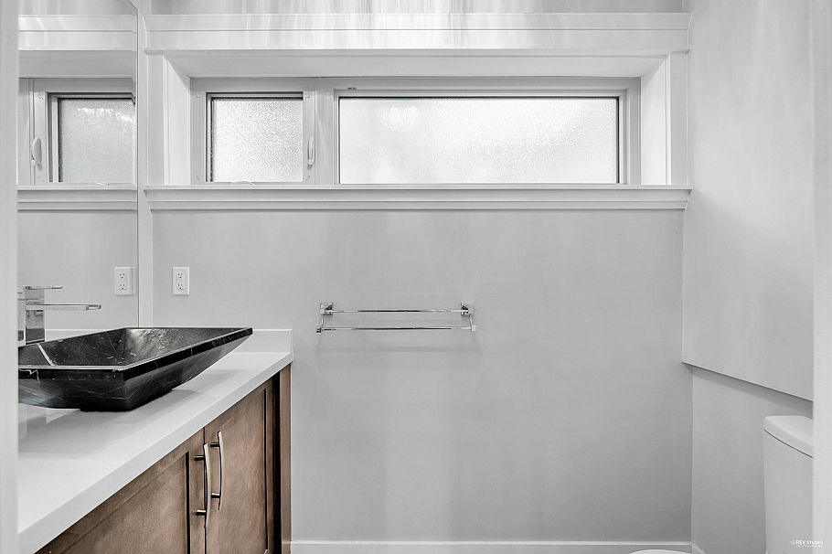 3 651 W 14th Street North Vancouver, BC - 23