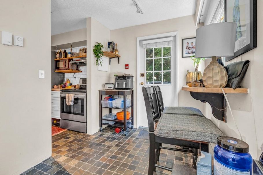 2575 W 3rd Avenue Vancouver, BC - 17