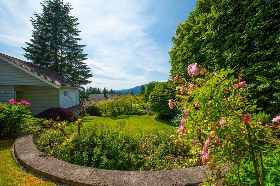 530 E Queens Road North Vancouver, BC - 36