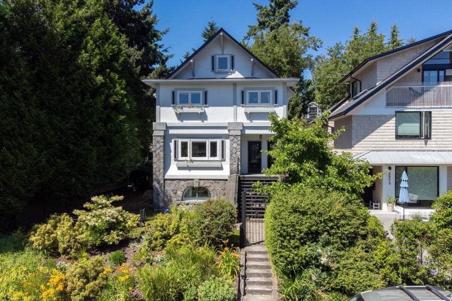 2575 W 3rd Avenue Vancouver, BC - 3