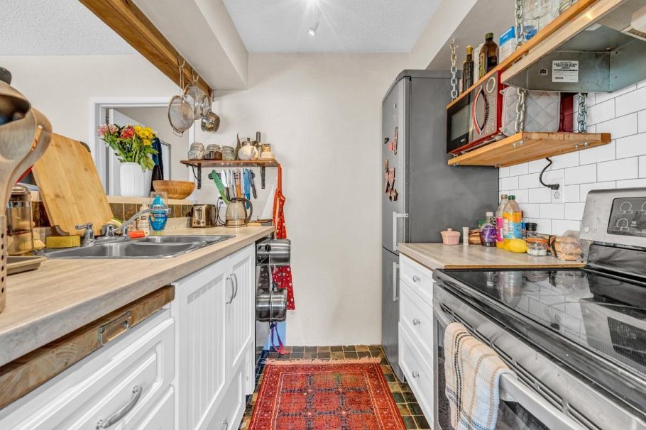 2575 W 3rd Avenue Vancouver, BC - 21