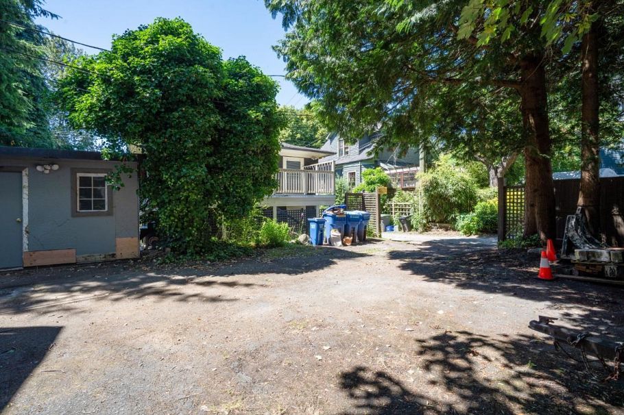 2575 W 3rd Avenue Vancouver, BC - 39