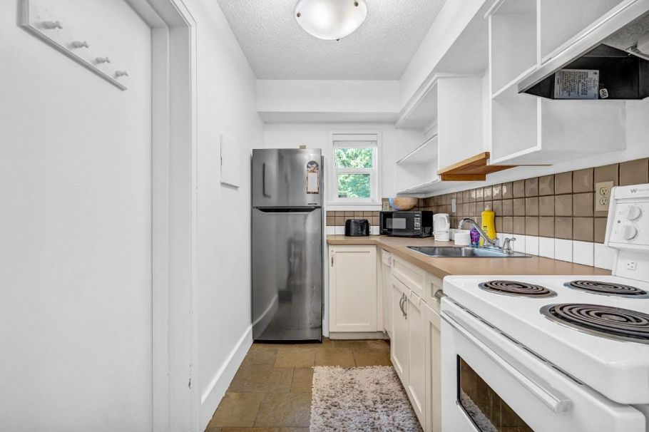 2575 W 3rd Avenue Vancouver, BC - 19