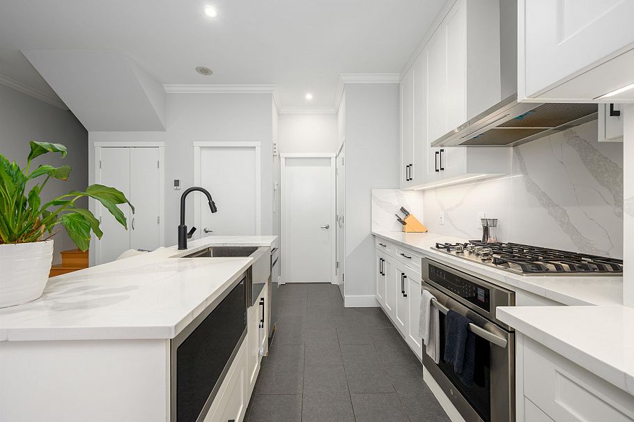 987 Richards Street Vancouver, BC - 9